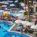 Žena zaspala pored bazena na +40, posle sat vremena imala je nezamislive povrede i lekari se još bore za njen život