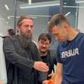 Aleksa Avramović dočekao sveštenike: Odmah kleknuo na pod, zbog njegovog poteza "zastao" ceo aerodrom
