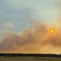 Ekipa Insajdera u selu Šušara, vetar rasplamsao požar u Deliblatskoj peščari (FOTO)