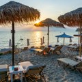 Grčka zavela red na plaži: Na Halkidikiju uklonili 100 suncobrana i ležaljki, ovo je razlog