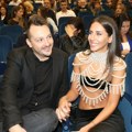 (Foto) Ivani Dudić umalo sve nije ispalo: Glumica na premijeru došla u minijaturnom topu, drži se za ruke sa kolegom