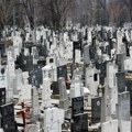 Ovako nešto se ne viđa svaki dan: Da li je ovo najluđi spomenik u Srbiji? Pogledajte šta je uklesano između fotografija muža i…