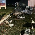 Jeziva nesreća u Čačku: Vozač prešao u suprotnu traku, udario drugi auto i zakucao se u betonski stub, u teškom stanju…