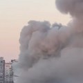 Zastrašujuć oblak dima na Novom Beogradu: Veliki broj vatrogasaca se bori sa vatrom u Kineskom tržnom centru