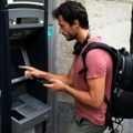 Sistemski kvar bankomata omogućio klijentima da dignu milione: Nastala opšta histerija u zemlji, vest se proširila svuda