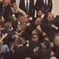 Sevale pesnice u skupštini! Potukli se Erdoganovi zastupnici i članovi opozicije: Nastao totalni haos (video)