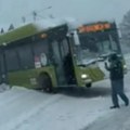 Autobus skliznuo s puta, šleperi se sudarili: Sneg i mećava prave haos širom Srbije! (foto, video)