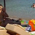 "Nova dimenzija paradajz turizma, na plažu poneo pola frižidera": Fotka razbesnela Srbe, ovo se ne viđa svaki dan