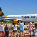 Devojka se igrala životom, oduvao je avion! Pogledajte snimak iz popularnog letovališta mnogih Srba