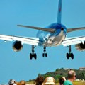 Devojka se igrala životom, oduvao je avion! Pogledajte snimak iz popularnog letovališta mnogih Srba
