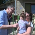Vučić obilazi porodicu koja je rešila stambeno pitanje zahvaljujući kreditu za mlade
