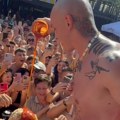 Dalje od ovoga ne može: Desingerica pljunuo u palačinku, pa dao momku iz publike da je pojede: "Ovo je baš gadno" (foto)