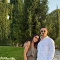 Био у вези са познатом: Српкињо,, и даље држи њене слике на профилу Ово је мистериозни дечко са којим Ина Гардијан чека…