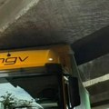 Stvaraju se gužve u ovom delu Beograda: Kamion se zaglavio ispod nadvožnjaka, vozila se jedva mimoilaze (foto)