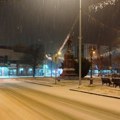 Zimska čarolija u Paraćinu: Nekoliko centimetara snega donelo radost (foto)