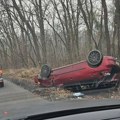 (Foto) Drama u Velikoj Moštanici: Automobil smrskan, sleteo sa puta pravo u jarak