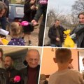 Humanost koja menja živote: Željko Mitrović obradovao dve porodice u selu Dučalovići! Uručio je novčanu pomoć, poklone i dao…