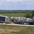 (Foto) Sudar dva kamiona kod Stare Pazove: Došlo do curenja gasa, saobraćaj na auto-putu obustavljen