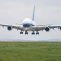 Haos na aerodromu, pista hitno zatvorena! Avion pri sletanju pokosio zeca, drama na nebu trajala pola sata: Jedan pilot morao…