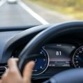 Vozači, ovo dugme u automobilu može da vas košta života! Svi ga uključuju leti i koriste predugo, a ne znaju kakva nevidljiva…
