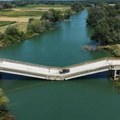 VIDEO: Iako se most u Grčkoj urušio, vozači ga i dalje koriste