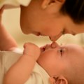 Stigle bebe, stigle i pokloni: 117 kikindskih porodica dobilo pakete za najmlađe u vrednosti od 13.000 dinara