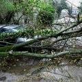 Dramatični snimci nevremena u Dalmaciji: Vozila upadala u šahte, voda ušla u kuće, ulice pretvorene u bujice