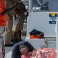 Katamaran sa 100 turista počeo da tone, ljudi skakali u vodu: Snimak nesreće na moru, poginula žena