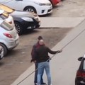 Muškarci se svađali oko parkinga, a onda... Urnebesan snimak osvanuo na društvenim mrežama (video)