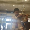 (Video) Snimak sa beogradskog aerodroma oduševio Srbiju Dečak iz Kine izvadio violinu, pa zasvirao Bože pravde