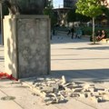 (ФОТО/ВИДЕО) Обрушио се део споменика Димитрију Туцовићу на Славији