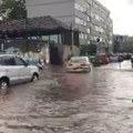 Nevreme napravilo haos u Aleksincu: Automobili kao amfibije pokušavaju da prođu poplavljenim ulicama (video)