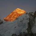 Sneg se topi na Mont Everestu i otkriva tela stradalih planinara