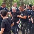 Otac na štakama došao da isprati sina na večni počinak Roditelji Nikole Krsmanovića su van sebe od tuge (video)