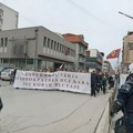 Vučića u Leskovcu dočekali protesti, on zapretio otkazima policajcima i tužiocima