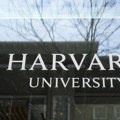 Trampova administracija zamrzava milijarde dolara pomoći za Harvard