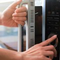 "Plati dug ili ode mikrotalasna": Javni izvršitelj iz Zrenjanina jednoj sugrađanki oduzimao šta je stigao