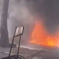 Drama u Sremskoj Mitrovici: Automobil se zapalio ispred lokala, vatra progutala vozilo