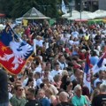 U Vrbasu policijski kordon deli demonstrante i aktiviste SNS-a, u Nišu i Užicu u toku protestna šetnja