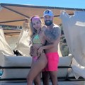 Ležaljke u vodi, kupaći sa tračicama i baldahini: Aneli Ahmić i Luka Vujović ne žale para na letovanje iz snova - pokazali…