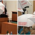 Kišobranima protiv odbornice opozicije: Neverovatne scene na sednici Skupštine grada Pančeva, naprednjaci traže izvinjenje…