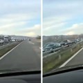 Kolone vozila kod Velike Plane: Totalni kolaps zbog nekoliko lančanih sudara, put je potpuno blokiran (video)