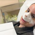 "Uništili su mi nos": Naša pevačica otišla na drugu operaciju: Objavila sliku iz bolnice, sva u zavojima neprepoznatljiva…