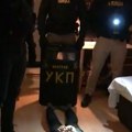 (Video) UKP usred noći upao u kuću i stavili mu lisice Uhapšen mladić (24) osumnjičen da je zapalio auto u Zemunu: imao i…