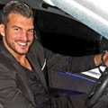 Šamarao trudnu devojku i terao je da abortira! Sad pokazao novu devojku, ljubi atraktivnu plavušu: "Rodiće mi..." (foto)