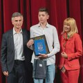 Naša deca su blago Srbije: Uručene nagrade za 39 učenika generacije! Zrenjanin - Nagrade za učenike generacije