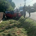 Presekao banderu na pola: Jeziva nesreća kod Obrenovca: Mladić vozio 150 na sat, pa uleteo ljudima u dvorište, na licu mesta…