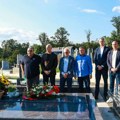 Delegacija Zvezde odala poštu radošu milovanoviću Uoči meča u Lučanima, posećen grob bivšeg sportskog radnika
