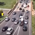 Uznemirujući snimak: Kamionom se namerno zakucava u automobile, pa otima vozilo hitne pomoći (video)