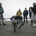 Šta radi robot na aerodromu na Aljasci? Glavni zadatak mu je da - plaši divlje životinje